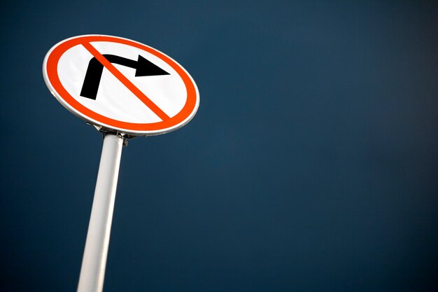 Jak prawidłowo wybrać i zastosować znaki drogowe dla bezpieczeństwa?