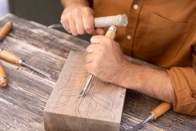 Jak wybrać odpowiedni produkt do przygotowania drewna przed malowaniem?