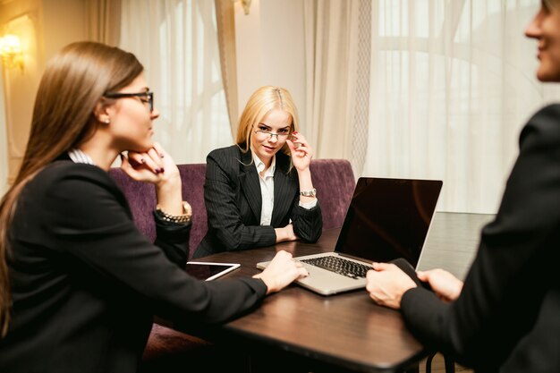 Jakie korzyści niesie ze sobą kompleksowa obsługa prawna dla firm?