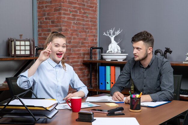 Jak skutecznie wykorzystać pomoc profesjonalnych redaktorów w tworzeniu pracy dyplomowej?
