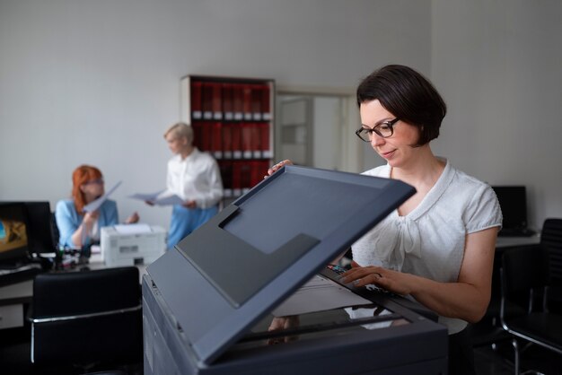 Jak regularna konserwacja wpływa na żywotność ploterów HP?