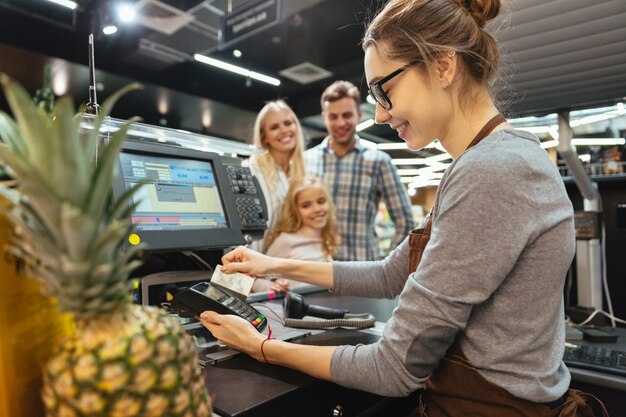 Jakie umiejętności są kluczowe dla pracowników sieci sklepów spożywczych?