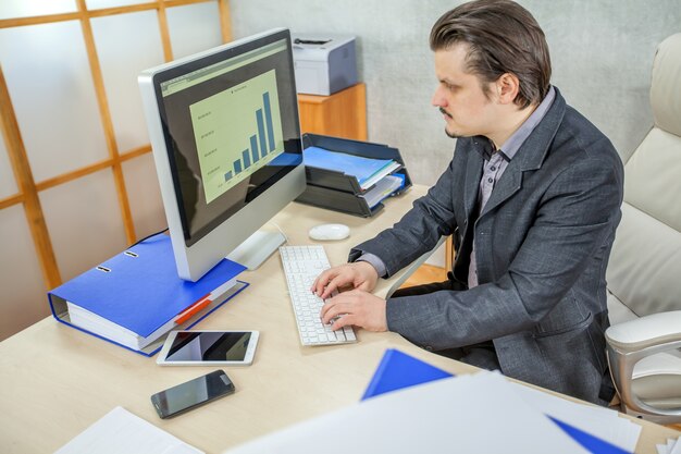 Jakie korzyści przynosi pełna księgowość dla małych i średnich przedsiębiorstw?