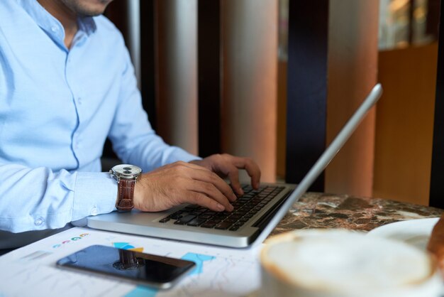 Jak wybrać idealny laptop do pracy z segmentu biznesowego?