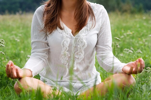 Jak codzienne praktyki uważności mogą wspierać naszą równowagę emocjonalną?