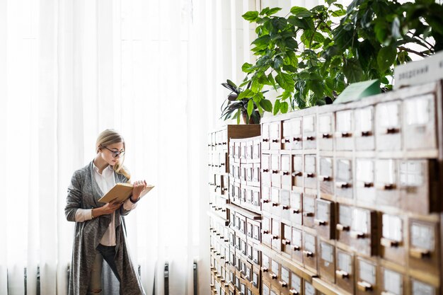 Jak wybrać idealne rozwiązanie do przechowywania ważnych dokumentów w biurze?