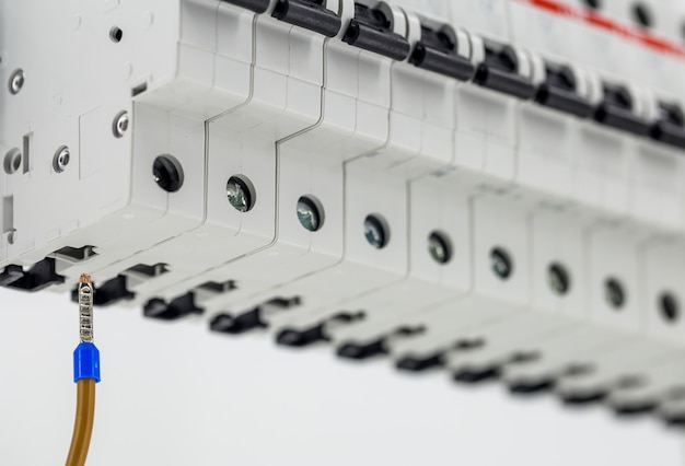 Jakie są kluczowe czynniki przy wyborze rozdzielnicy elektrycznej dla domu i przemysłu?