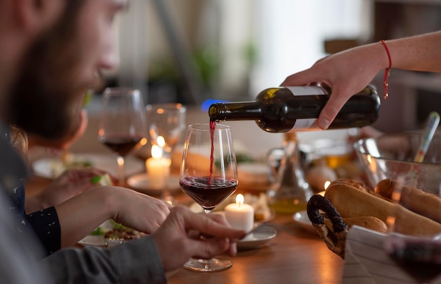 Sztuka degustacji win półwytrawnych: jak odkrywać ich pełnię smaku i aromatu