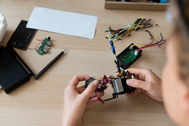 Jak rozpocząć przygodę z Arduino i jakie projekty warto na początek zrealizować?