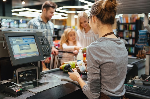 Jakie umiejętności są kluczowe do pracy w handlu detalicznym?